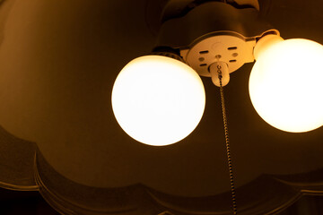 暗い部屋の中で光る二つの電球
