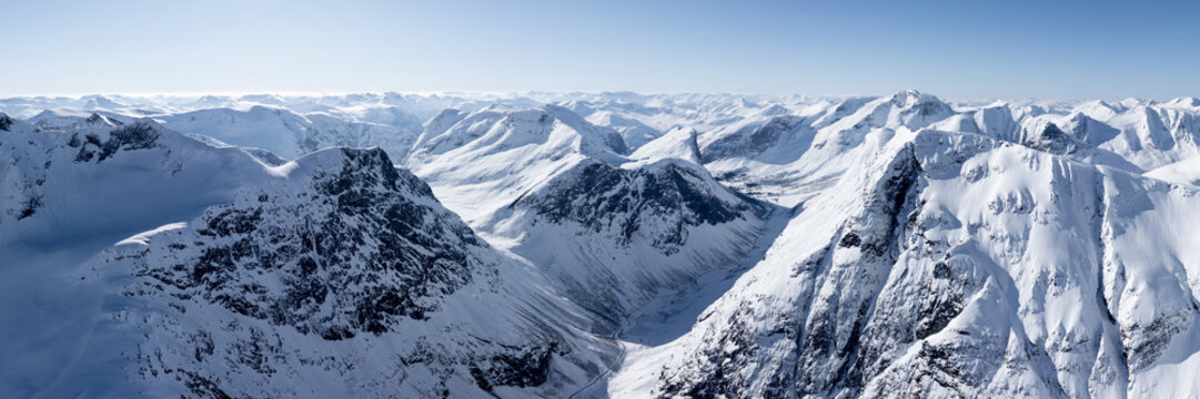 &Atilde;ye valley Smorskretindane Sunnm&Atilde;&cedil;rsalpene mountains Norway win