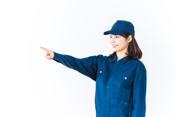 安全確認をする作業服を着た女性