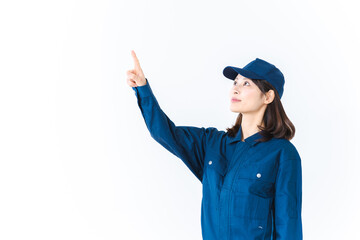 安全確認をする作業服を着た女性