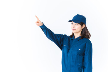 安全確認をする作業服を着た女性