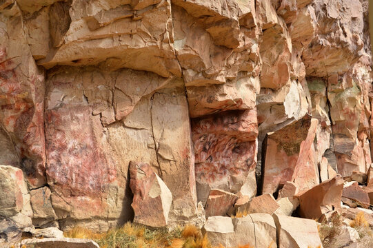 Cueva de las Manos, Argentina. Arte Rupestre Argentina. Pinturas con Manos. Handprints On Rock At Cueva De Las Manos
