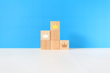 Obraz premium 表彰台と金銀銅の王冠 2