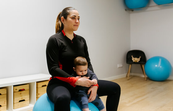 Mother and baby attending a postpartum recovery class