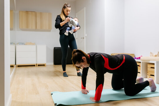 Mother and baby attending a postpartum recovery class