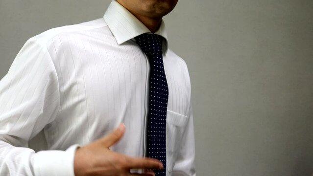 手話で分かりませんを伝えるビジネスマン