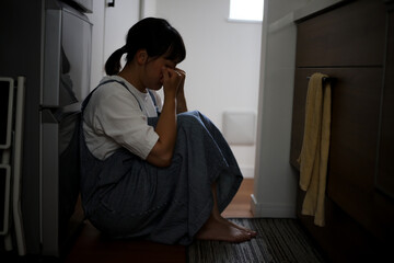 悲しみに暮れる女性