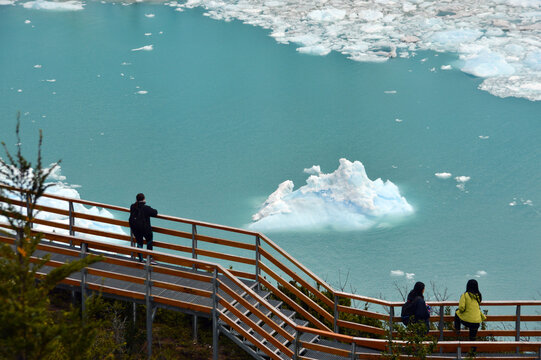 Glaciar Perito Moreno, El Calafate, Patagonia Argentina. Glaciers in the water near snowy mountains. Mujer Observando Glaciar