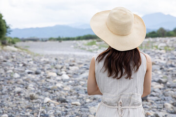 麦わら帽子を被った女性の後姿　Rocky place