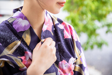 浴衣の襟元を直す女性　kimono