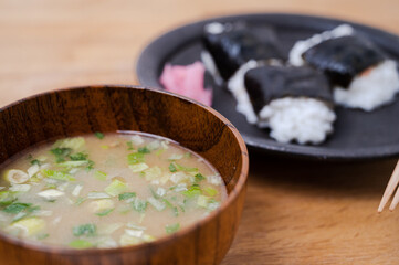 おにぎりとお味噌汁