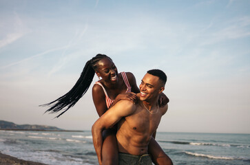 Naklejka premium Friends playing and laughing on the beach.