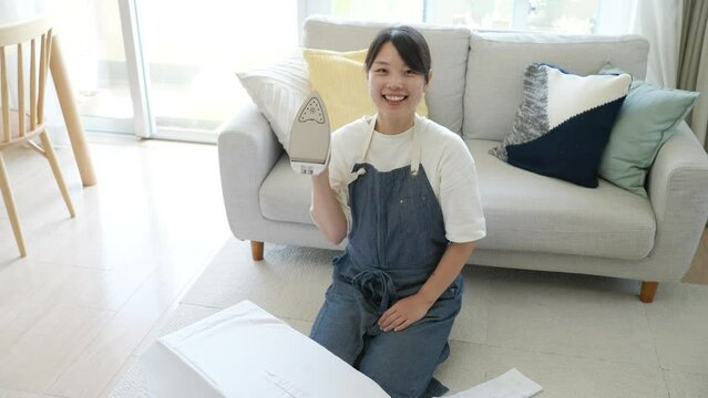 60p　アイロンかけをする女性（家事・主婦・服）