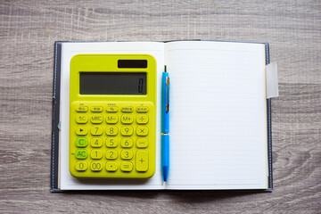 計算機と手帳とペン
