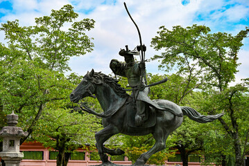 富士山本宮浅間大社境内に置かれた流鏑馬像