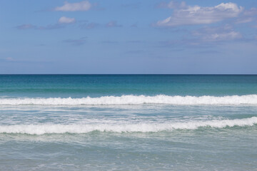 Fototapeta na wymiar Beach horizon with the sea making small waves