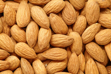 close up de grupo de almendras de color canela desde plano cenital