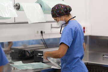 Nurse preparing vacuum pack 