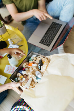 Friends Start a Dropshipping Beauty Business