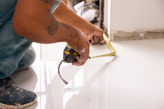 Man taking measurements on the floor
