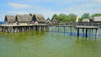 interessantes Pfahlbaumuseum am Bodensee mit im Wasser stehenden Pfahlbauten und Holzstegen