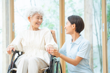 話をする介護職員とシニア女性