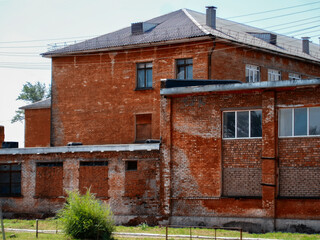Fototapeta na wymiar Secondary school no.32. Grunge architecture. Architectural heritage. Old architecture. Old city. Vintage style. Ust-Kamenogorsk (kazahstan)