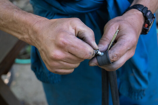 bicycle maintenance: fixing a punctured tire