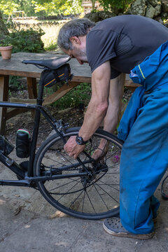 attaching bicycle wheel to its frame
