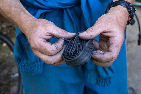 packing up an inner tube