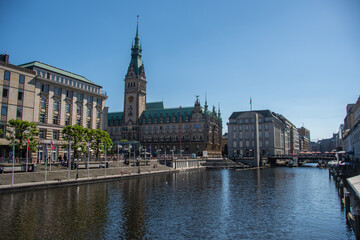 Fototapeta na wymiar The view from the Jungfernstieg onto the town hall of Hamburg