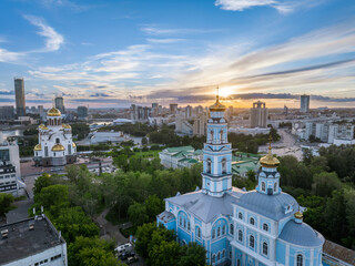 Obraz premium Summer Yekaterinburg, Temple of the Ascension and Temple on Blood in beautiful clear sunset.