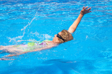 crawling womam in the pool taking breath