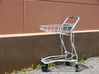 放置されたカート。
abandoned cart at a shopping mall. 