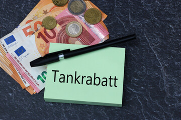 Notiz mit dem Wort Tankrabatt mit Euro Banknoten und Kugelschreiber. - obrazy, fototapety, plakaty