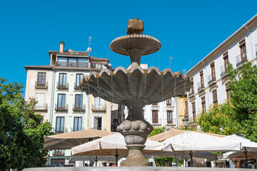 Hermosa fuente de piedra en la plaza nueva de Granada, España