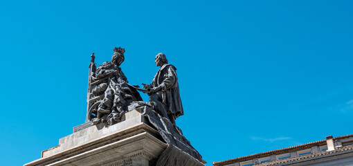 Monumento a las capitulaciones con la reina Isabel la católica y Cristóbal Colón en la ciudad de...