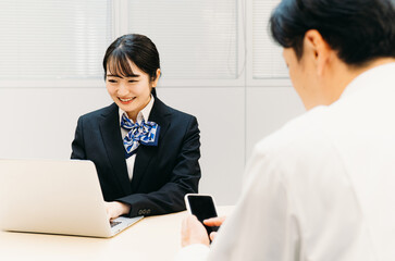 Obraz premium スマホの説明をする女性（携帯ショップ・キャリアショップ） 