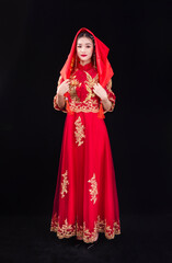 Obraz na płótnie Canvas A woman in a red Traditional Chinese wedding dress
