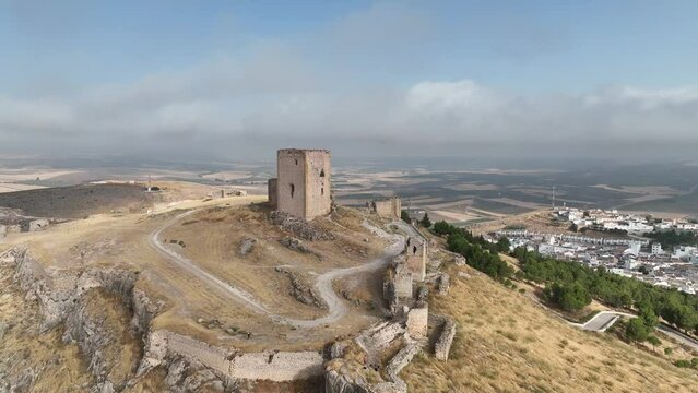 cerro donde se ubica el antiguo castillo nazar&iacute; de la Estrella en el municipio de Teba, Espa&ntilde;a