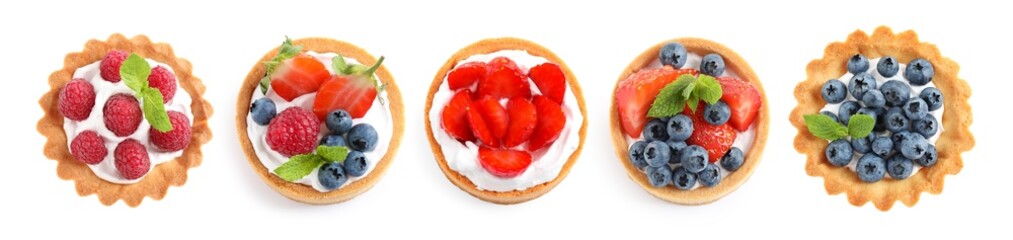 Set of tasty sweet tartlets with fresh berries on white background, top view. Banner design - obrazy, fototapety, plakaty