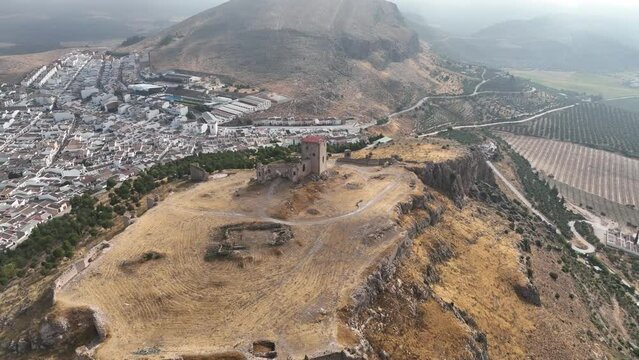cerro donde se ubica el antiguo castillo nazar&iacute; de la Estrella en el municipio de Teba, Espa&ntilde;a
