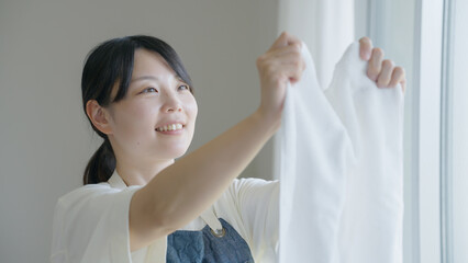 洗濯物を干す女性（家事・主婦）