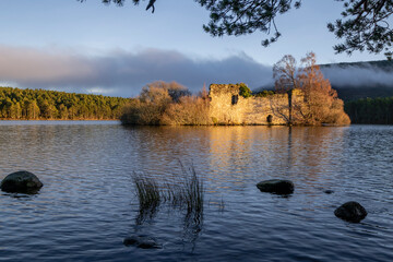 castillo del siglo XIII, Loch an Eilein, Parque Nacional de Cairngorms, Highlands, Escocia, Reino Unido