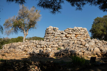 talayot circular, conjunto prehistórico de Capocorb Vell,  principios del primer milenio a. C....