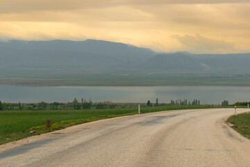 Selective focus shot of right-turning scenic driveway.