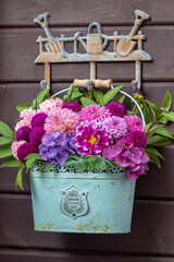 Blumenstrauß mit pink Dahlien, Hortensienblüten und Rosen im vintage Topf