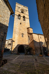 Fototapeta na wymiar Iglesia parroquial de Santa María, iniciada en el siglo XI d. C. y finalizada en el XII, Aínsa, Huesca, Aragón, cordillera de los Pirineos, Spain