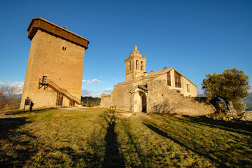 Obraz premium Castillo torreón del siglo XI y iglesia de la Asunción, Sobrarbe, Huesca, Aragón, cordillera de los Pirineos, Spain