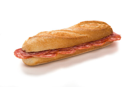 bocadillo de salami embutido sobre fondo blanco